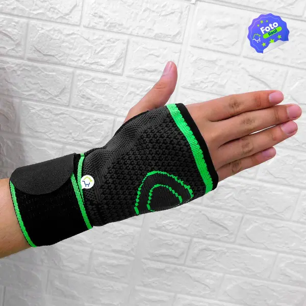 Muñequera deportiva elástica negra y verde para soporte de muñeca, ideal para ejercicio.