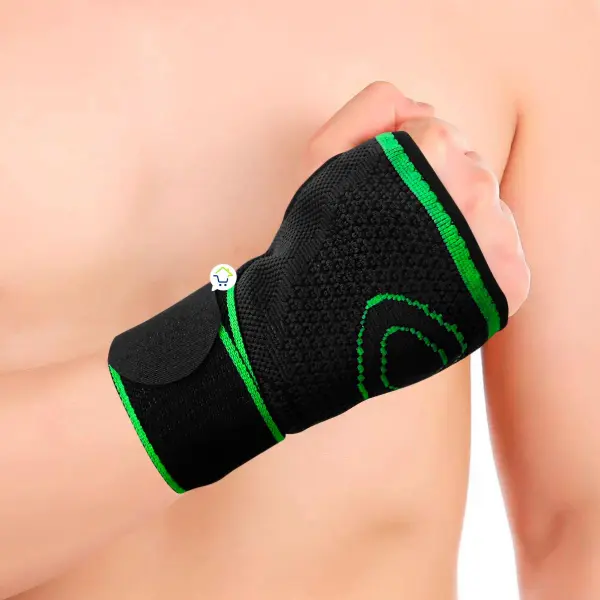 Muñequera deportiva elástica negra con detalles verdes, sujeta la muñeca con el puño cerrado.