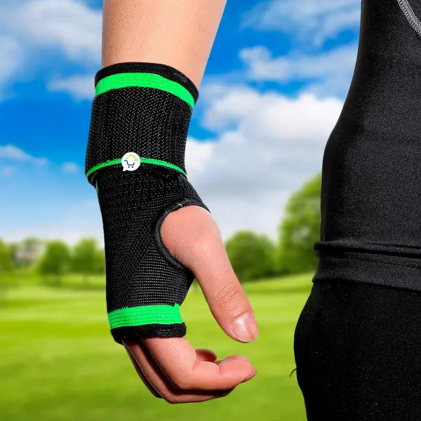 Muñequera deportiva elástica negra con contorno verde para soporte y comodidad.