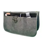 Organizador de bolso gris para dama con brocha, pluma y gel antibacterial.