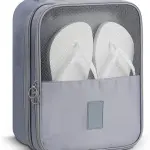 Bolso de viaje gris portátil para guardar zapatos o ropa, con compartimento superior de malla y cierre.