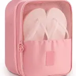 Bolso de viaje rosa con compartimento de malla para zapatos y ropa.