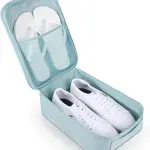 Bolso de viaje para zapatos y ropa con zapatillas blancas y chanclas en compartimentos.