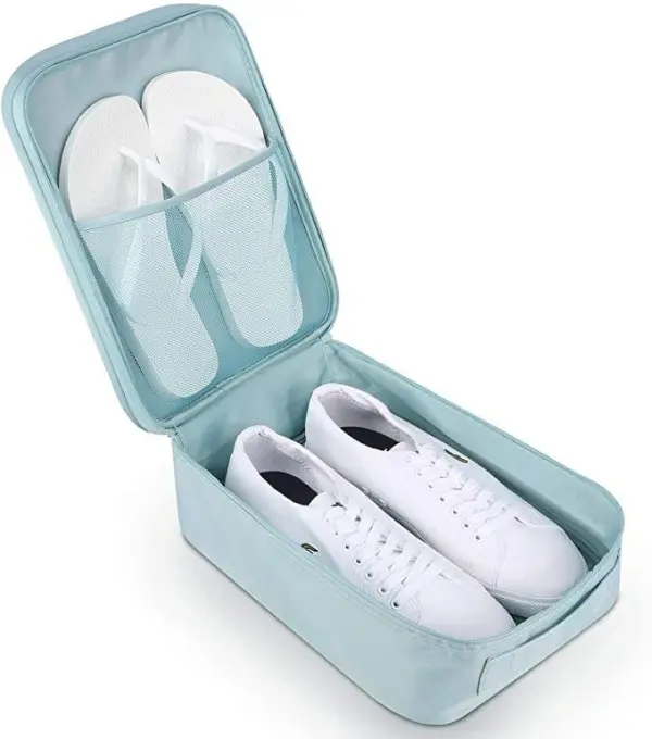 Bolso de viaje para zapatos y ropa con zapatillas blancas y chanclas en compartimentos.