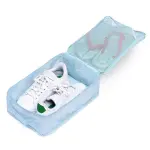 Bolso de viaje para zapatos y ropa, muestra zapatillas blancas en compartimento inferior y chanclas rosas en superior.