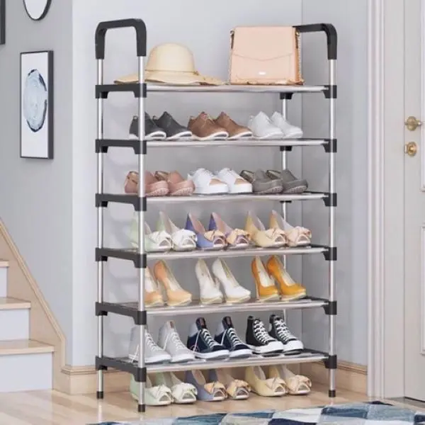 Zapatero de 6 niveles con zapatos, tacones, tenis, sombrero y bolso.