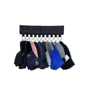 Organizador de gorras negro colgante con 10 ganchos y varias gorras de diferentes colores.