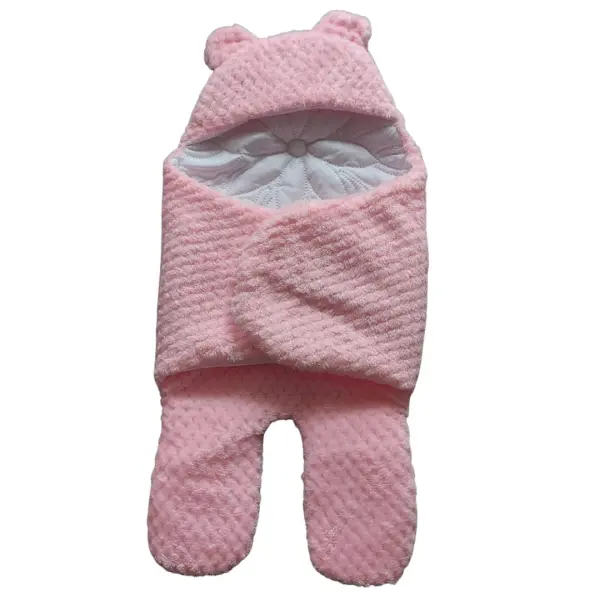 Cobertor rosado para bebé con diseño de oso y patas, ideal para mantenerlo abrigado.