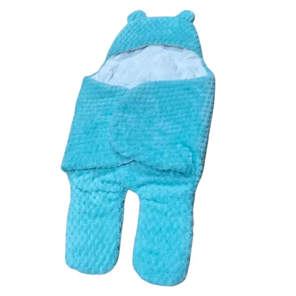 Cobertor de bebé azul con diseño de osito y compartimentos para los pies.