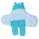 Cobertor azul para bebé con capota de osito y diseño acolchado.