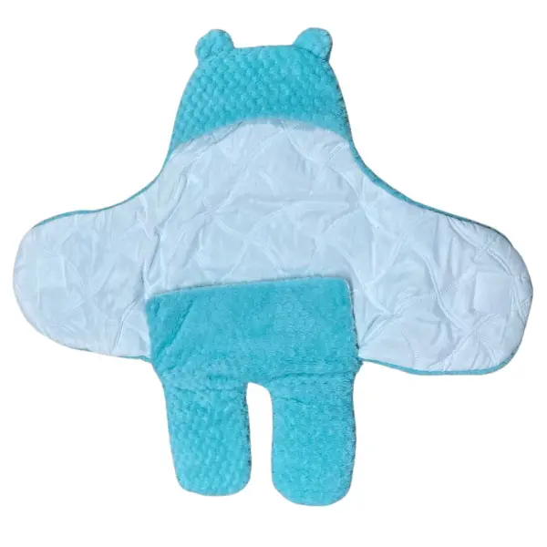 Cobertor azul para bebé con capota de osito y diseño acolchado.