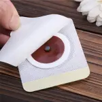 Parches adelgazantes Sticker X30: detalle de aplicación en superficie texturizada con cubierta protectora.