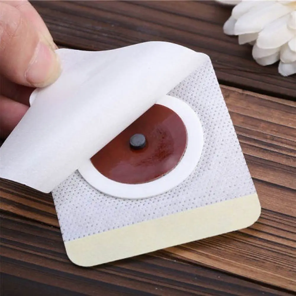 Parches adelgazantes Sticker X30: detalle de aplicación en superficie texturizada con cubierta protectora.