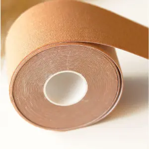 Rollo de cinta levanta busto color piel, para soporte y escote natural.