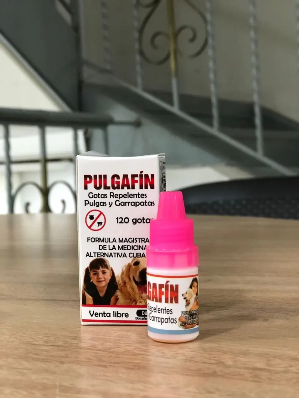 Pulgafin gotas para mascotas contra pulgas y garrapatas, presentado en caja y frasco pequeño.