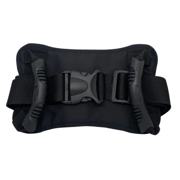 Sujetador para motocicleta negro con hebilla y agarraderas laterales, vista frontal.