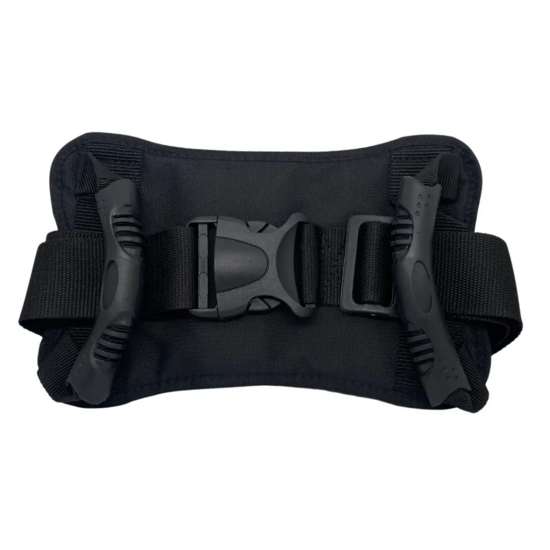 Sujetador para motocicleta negro con hebilla y agarraderas laterales, vista frontal.
