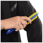 Rodillo quita pelo adhesivo de mano limpiando ropa negra.