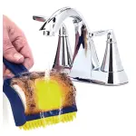 Rodillo quita pelo con agua salpicando de un grifo cromado.