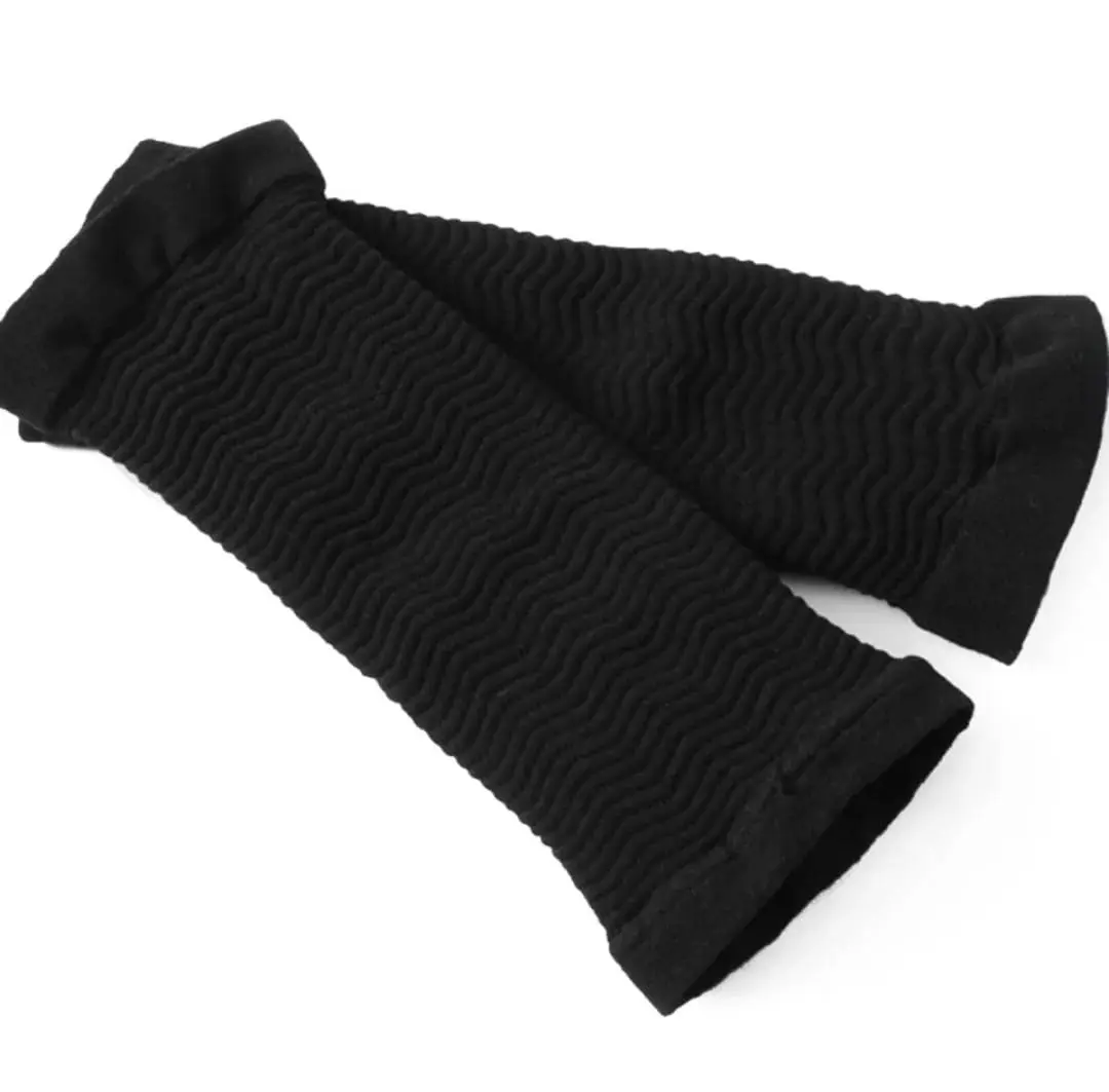 Mangas adelgazantes de brazo negras con textura ondulada, para compresión y soporte.