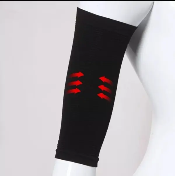 Manga adelgazante de brazo negra con flechas rojas indicando compresión.