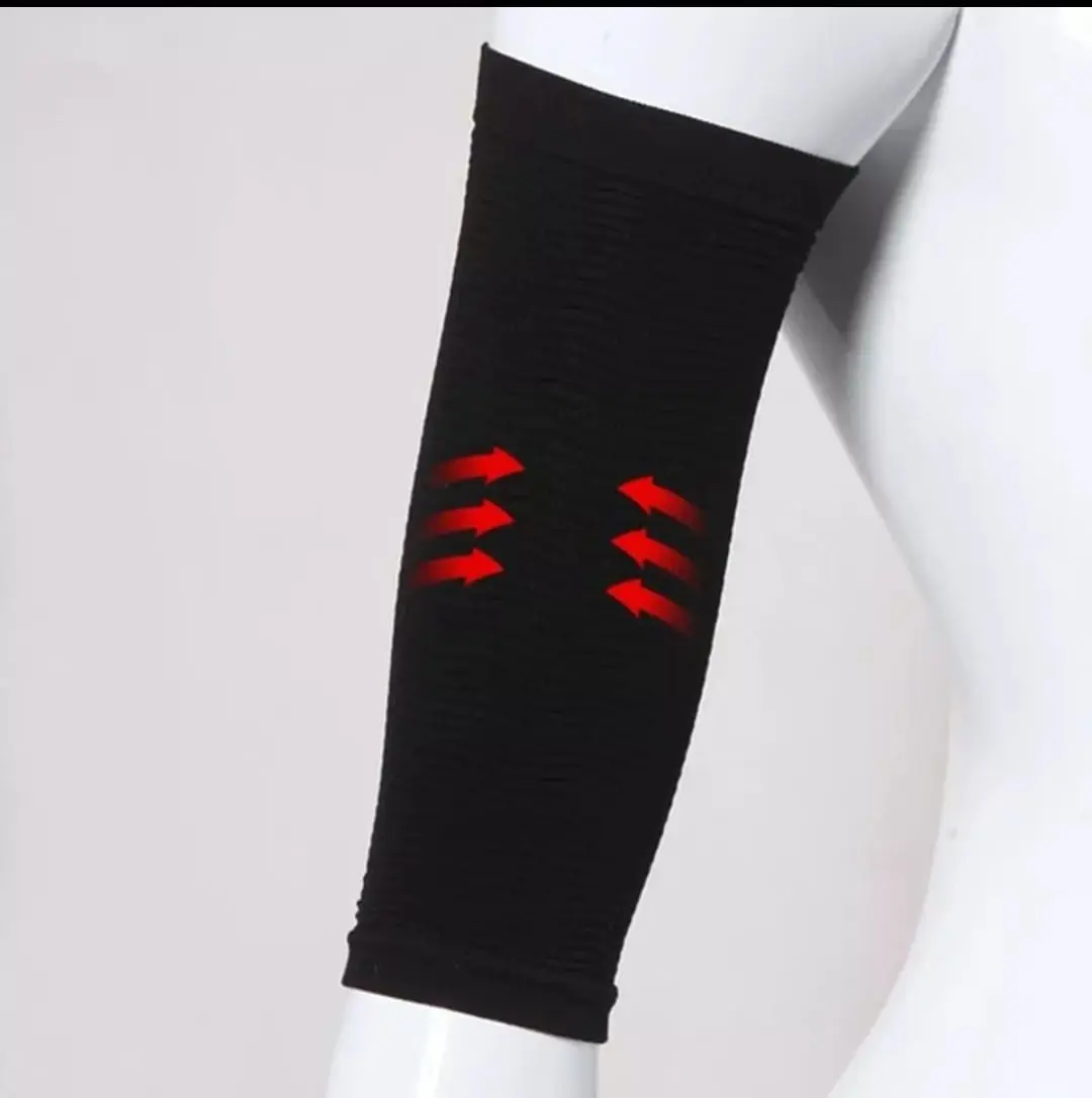 Manga adelgazante de brazo negra con flechas rojas indicando compresión.
