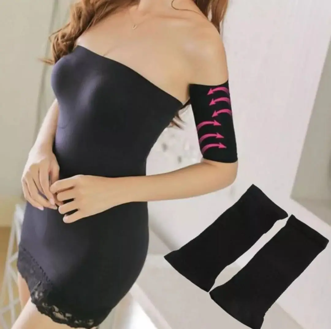Manga adelgazante de brazo en color negro, con flechas rosas indicando compresión, utilizada por mujer.