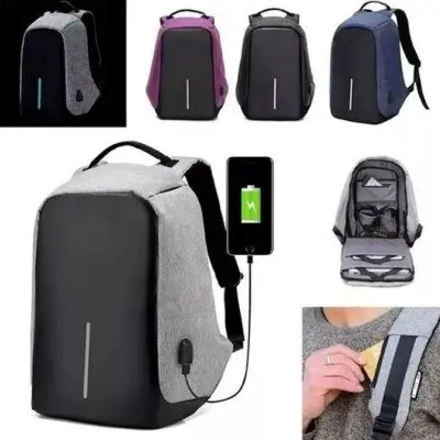 Morral antirrobo gris con carga USB externa y compartimentos organizados, ideal para uso diario.