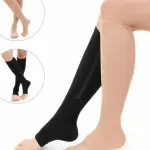 Medias de compresión con cremallera hasta la rodilla en color negro y piel, para aliviar el cansancio.