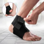Tobilleras ajustables deportivas negras, con soporte para esguinces, en primer plano.