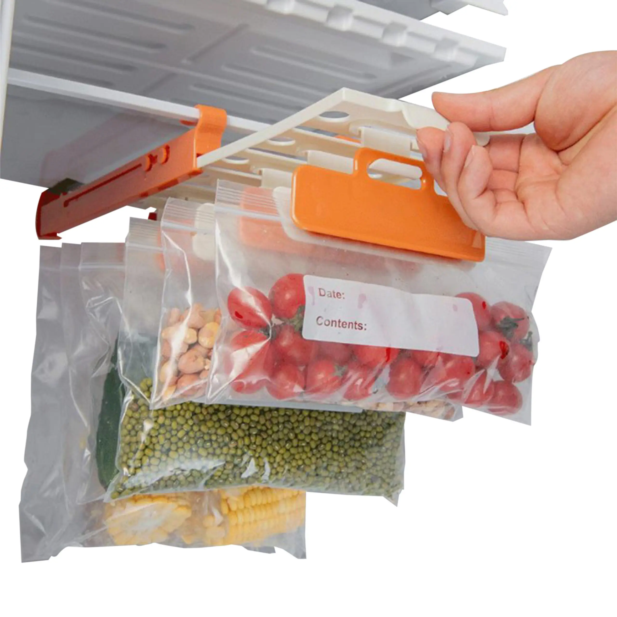 Estante organizador de nevera colgando bolsas con tomates, frijoles y maíz en un congelador.