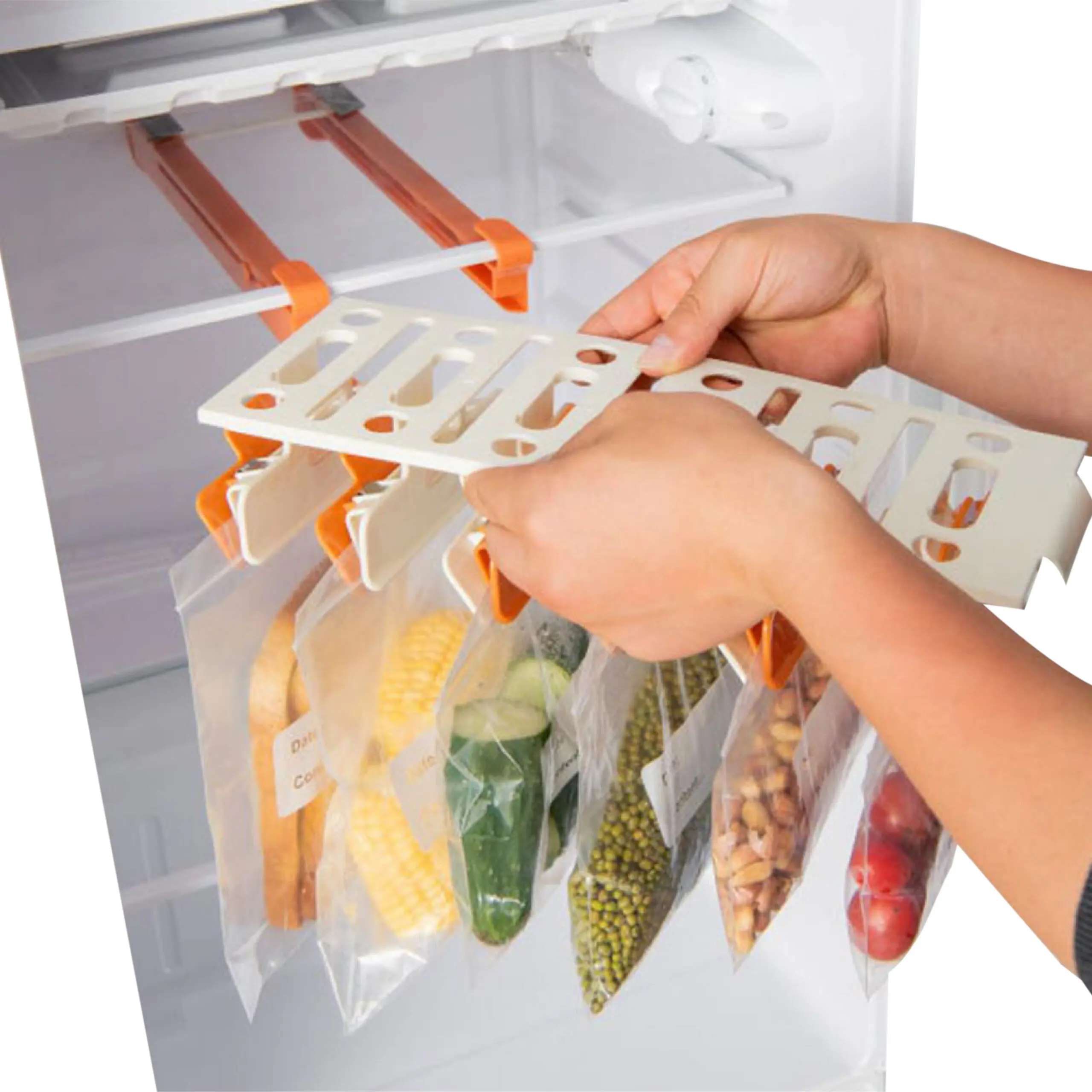 Estante organizador de nevera con bolsas colgantes de alimentos: maíz, pepino, frijoles y tomates.