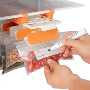 Estante organizador de nevera con bolsas de alimentos y marcador.
