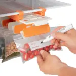 Estante organizador de nevera con bolsas de alimentos y marcador.