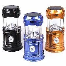 Lámpara linterna solar Sh-5800T negra, azul y dorada con asas plegables.