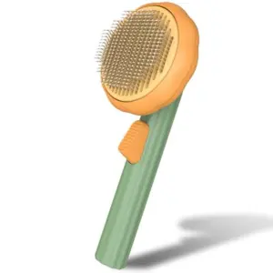 Cepillo removedor de pelo para mascotas Pet Brush, naranja y verde, con botón liberador de pelo.