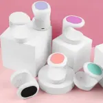 Mini lámpara LED UV 16W para secar uñas, portátil, con base blanca y detalles de color.