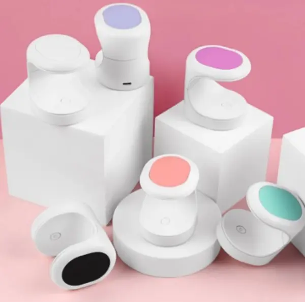 Mini lámpara LED UV 16W para secar uñas, portátil, con base blanca y detalles de color.