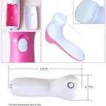Cepillo masajeador facial 5 en 1 blanco y rosa, con detalle de cepillo y medidas.