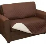 Cubre sofá de 2 puestos marrón acolchado, protector de muebles con reverso blanco, vista frontal.