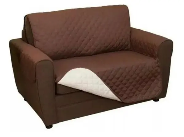 Cubre sofá de 2 puestos marrón acolchado, protector de muebles con reverso blanco, vista frontal.