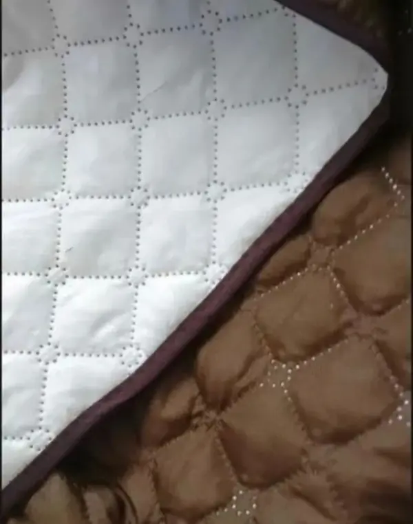 Cubre sofá de 2 puestos reversible: blanco y café, acolchado, ideal para proteger y decorar tu sala.