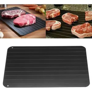 Tabla descongelante de carne con filetes en bandeja negra, ideal para cocina.