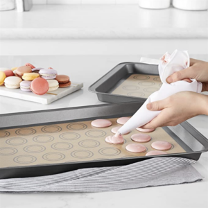 Tapete de silicona para hornear repostería con macarons rosados y pastelería.