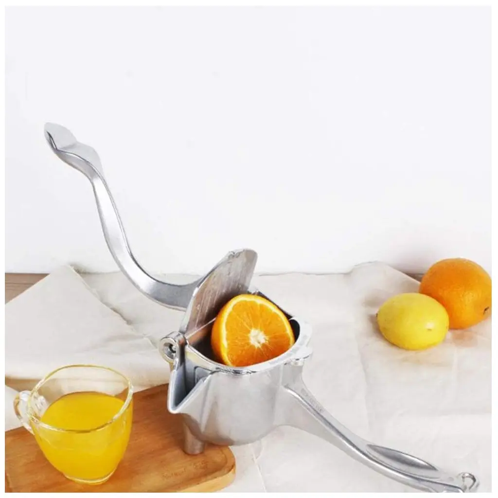 Exprimidor manual de aluminio para cítricos con naranja y limón, listo para jugo fresco.
