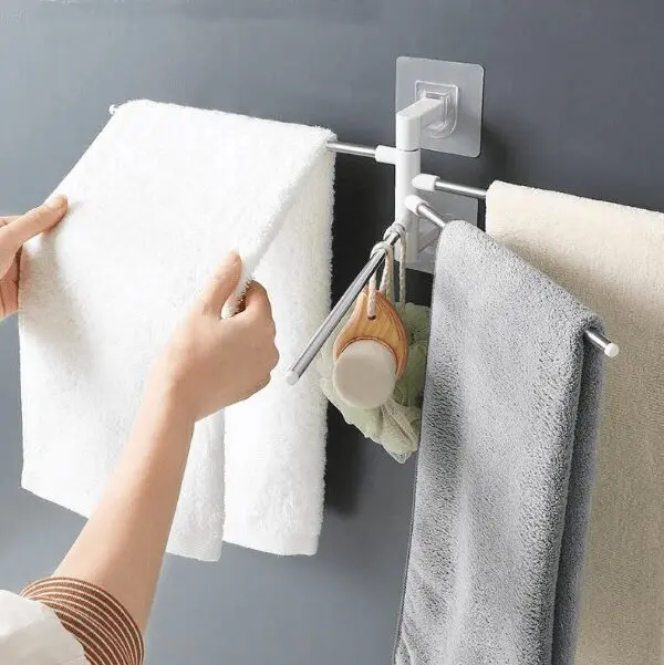 Organizador de toallas con 4 brazos giratorios, ideal para colgar toallas y accesorios de baño.