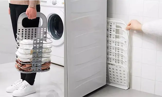 Cesta plegable multiusos gris para ropa, junto a lavadora y cesta blanca expandida.