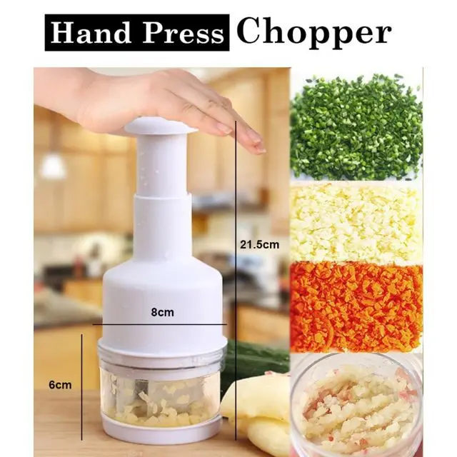 Picador de verduras Press Choper blanco con mano presionando y raciones de vegetales picados.