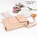 Bolso tipo cartera rosa de cuero, con detalle de cremallera dorada y flores de fondo.