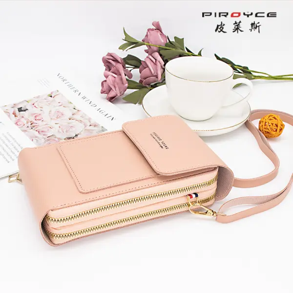 Bolso tipo cartera rosa de cuero, con detalle de cremallera dorada y flores de fondo.